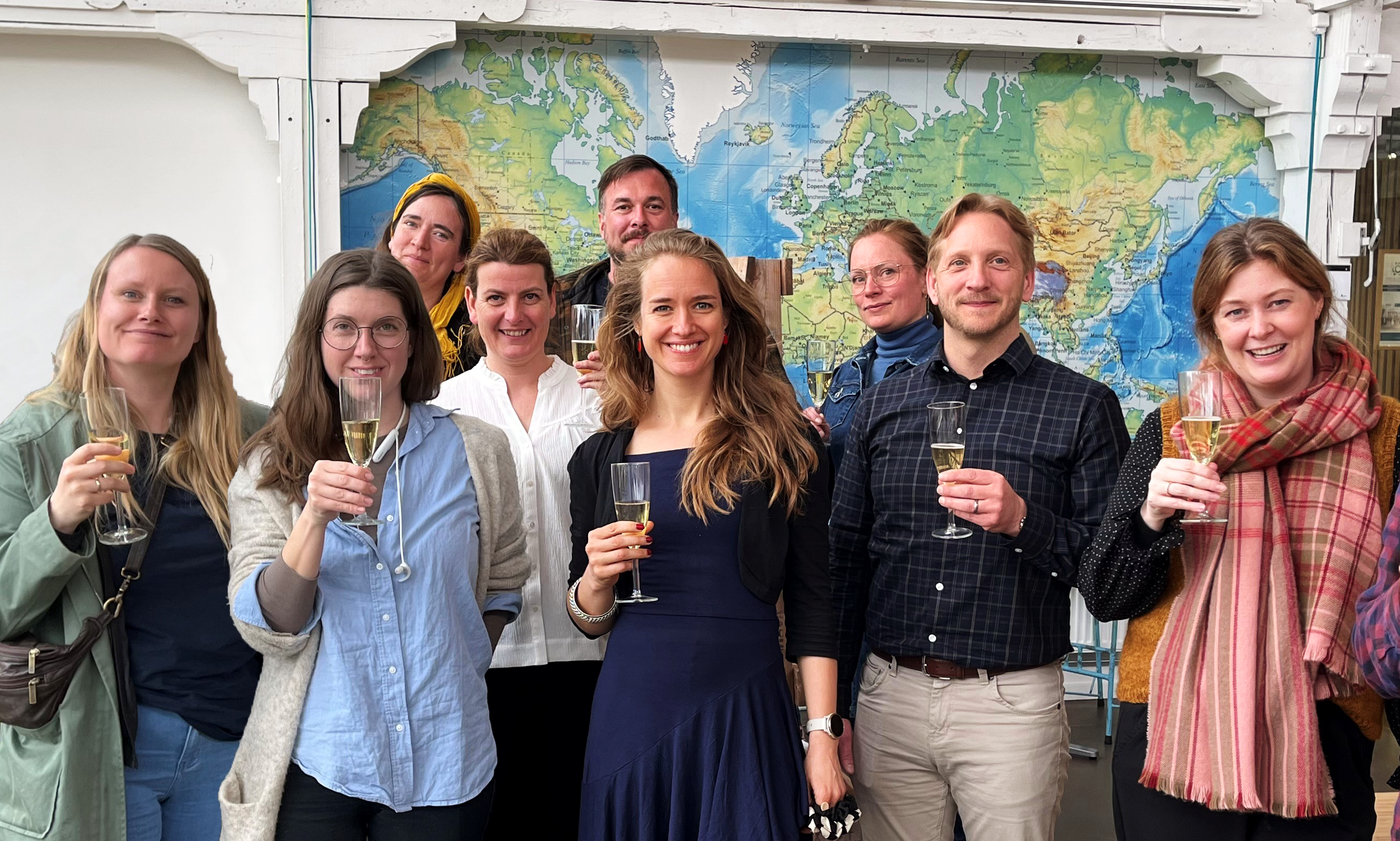 Gruppe af mennesker der skåler