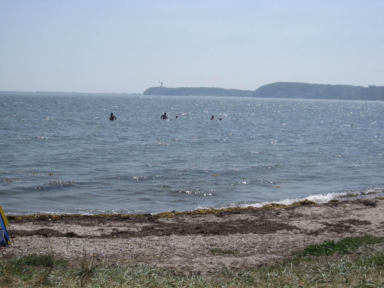 Skårupøre Strand strækker sig over knap 3 km fra Skårupøre Camping til Åbyskov.