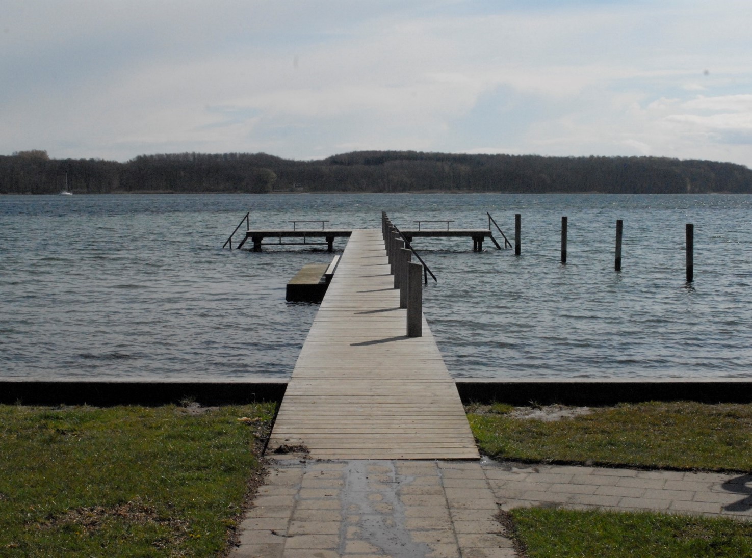 Stranden ved Strandhuse ligger hyggeligt mellem huse og private badebroer ud til Svendborg Sund tæt på Skt. Jørgenspark og Svendborgsundbroen.