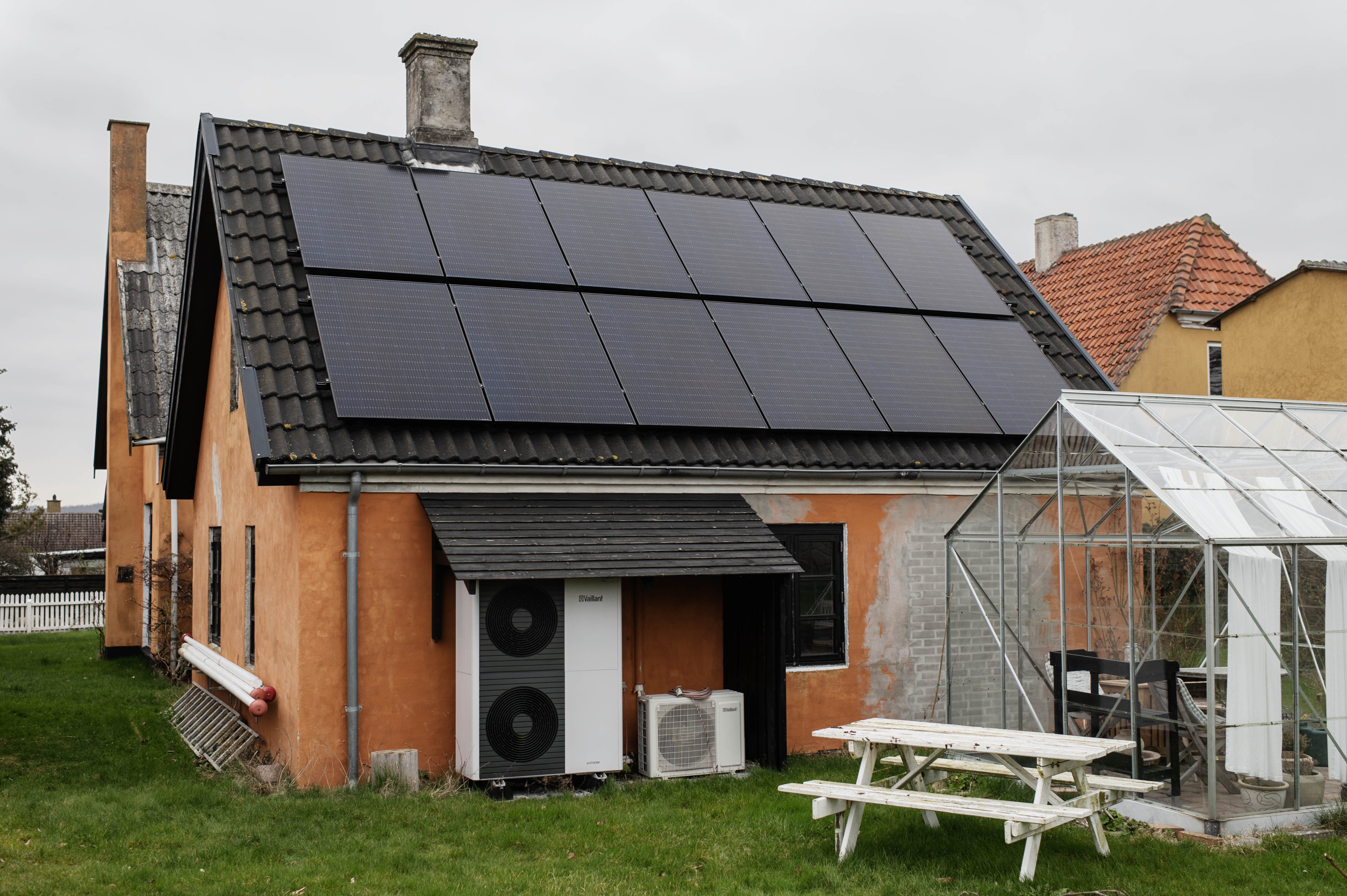 Hus med solceller og varmepumpe
