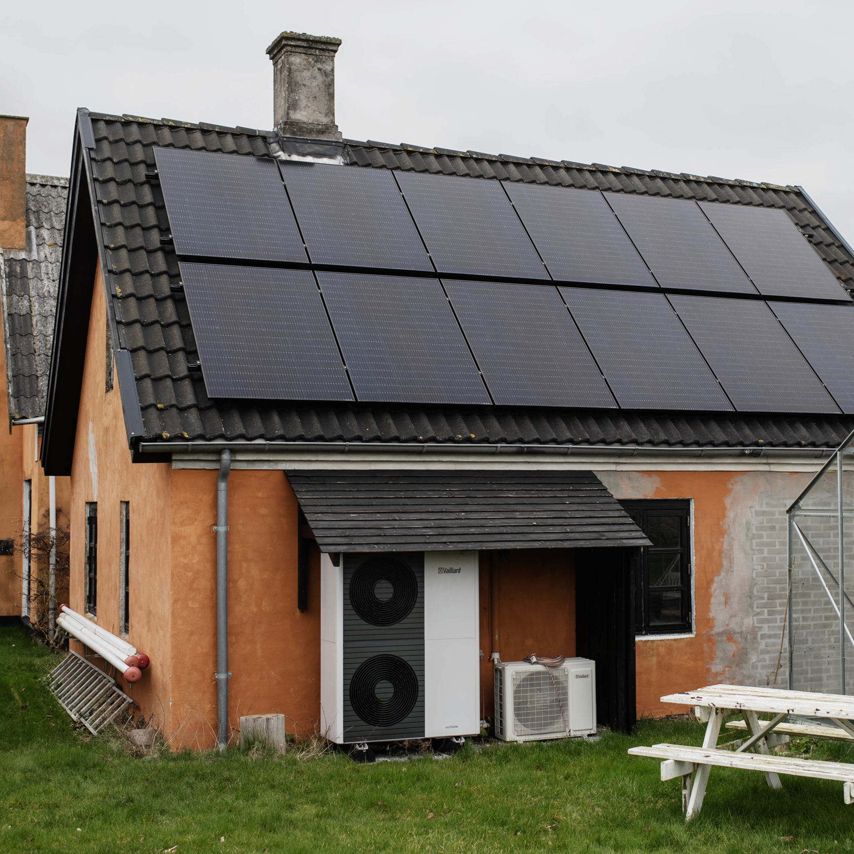 Hus med solceller og varmepumpe