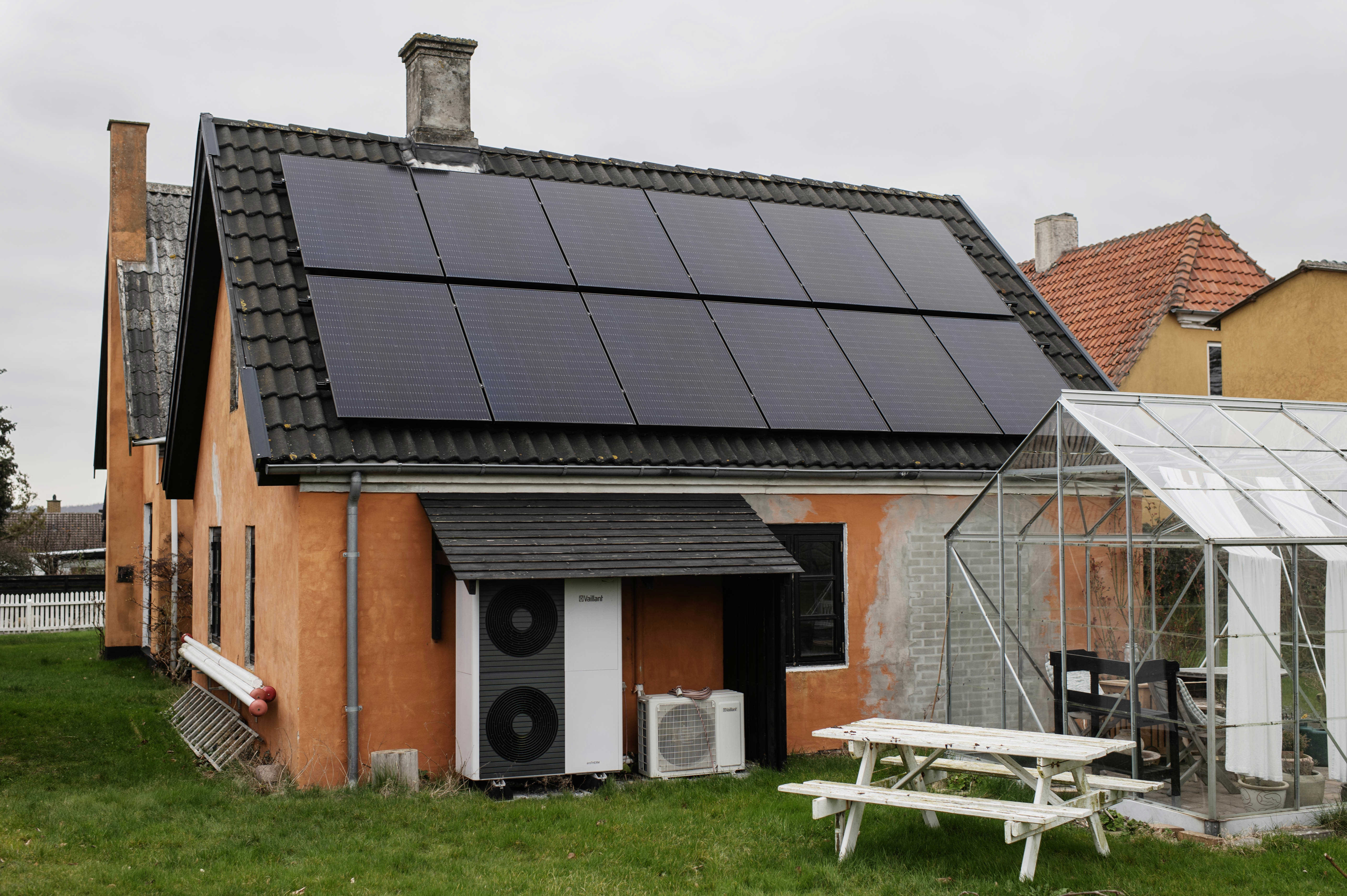 Hus med solceller og varmepumpe