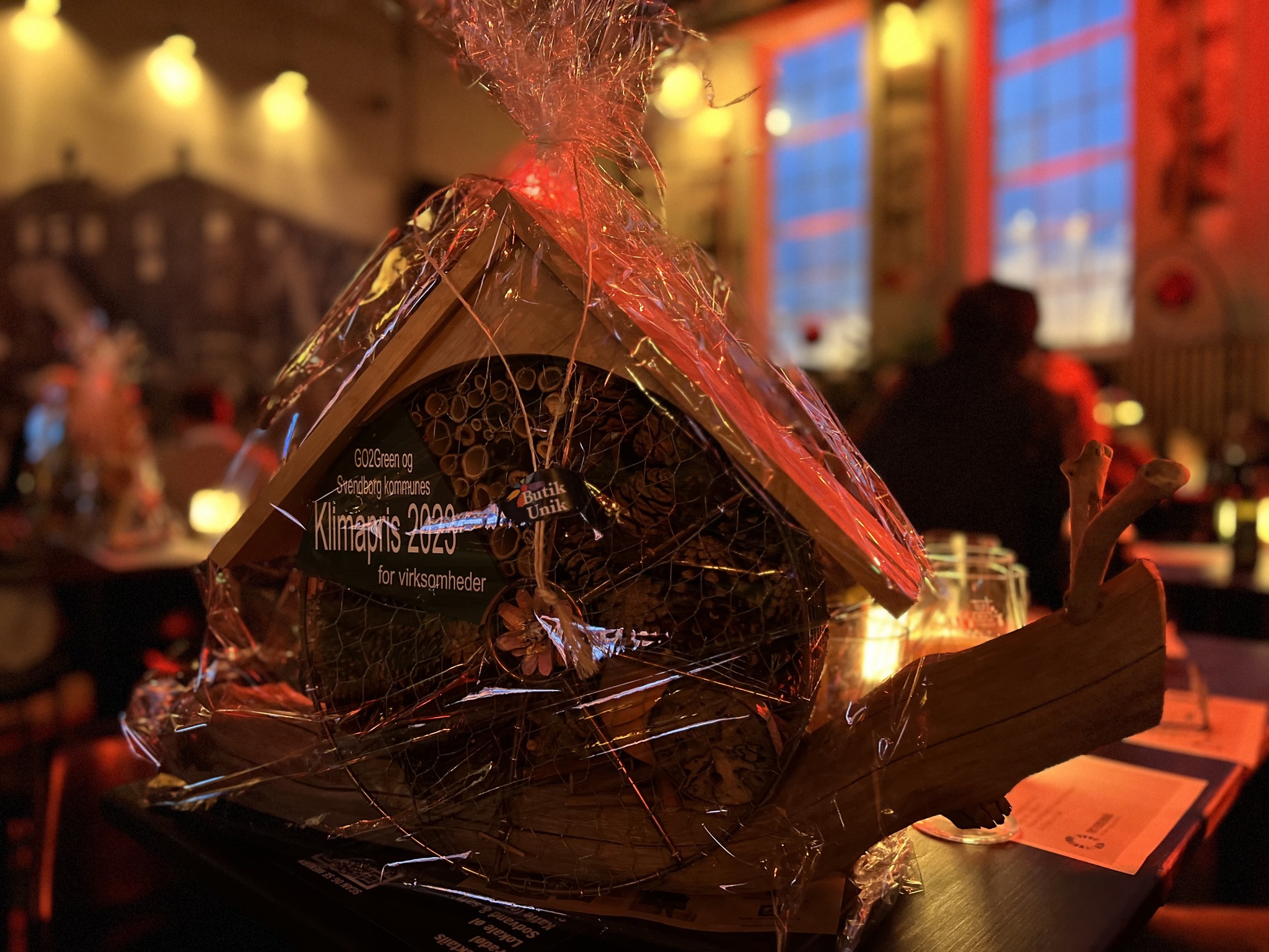 Præmien i 2023, produceret af lokale unge mennesker, et insekthotel formet som en snegl