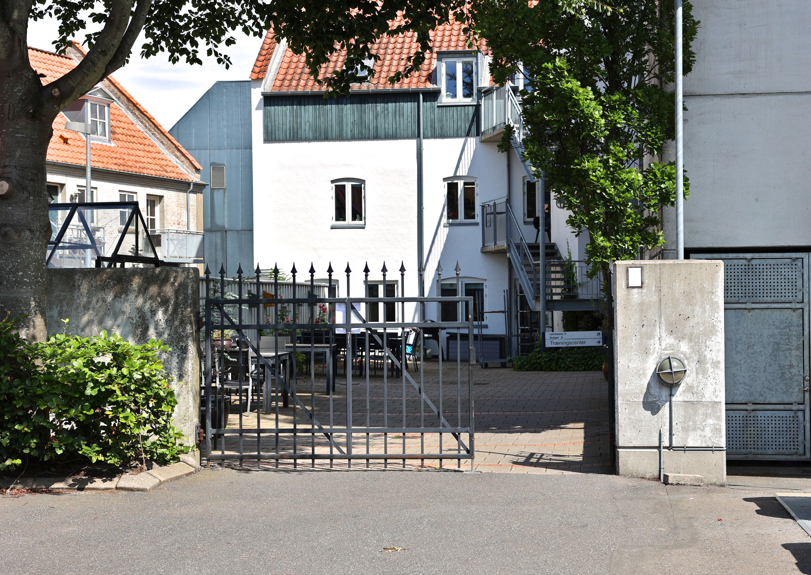 Foto af indgangen til Frøavlen Træningscenter.